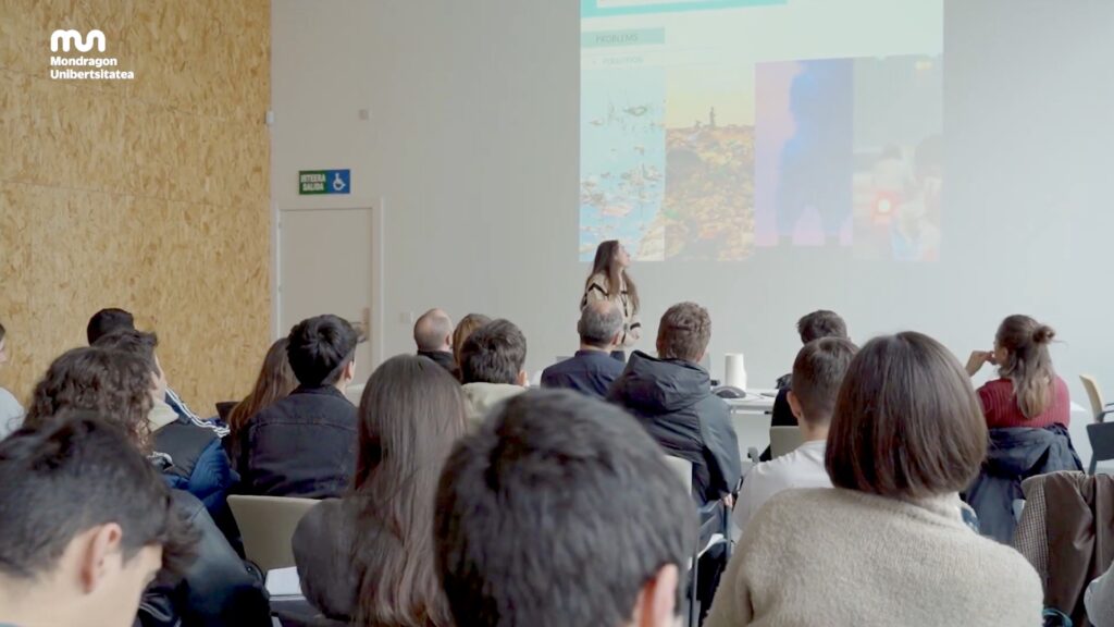 estudiantes de Mondragon Unibertsitatea en clase